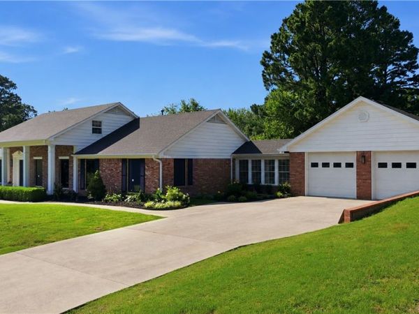 1409 Oaks Manor Drive, Fayetteville, AR 72703