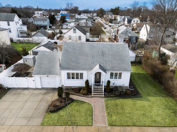 158 Roosevelt Avenue , Freeport, NY 11520