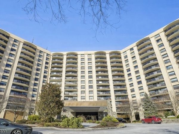 2 Claridge Dr, Verona, NJ 07044