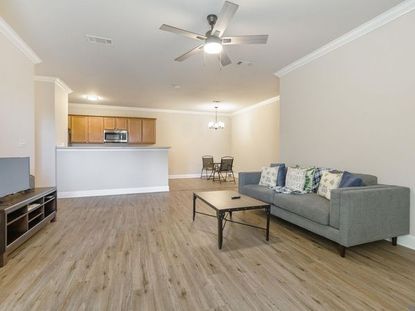 900 Dean Lee Dr, Unit #808, Baton Rouge, LA 70820