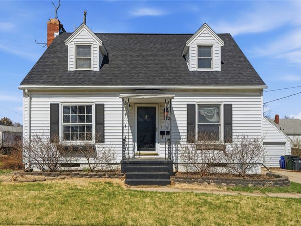 132 38th Street NE, Cedar Rapids, IA 52402