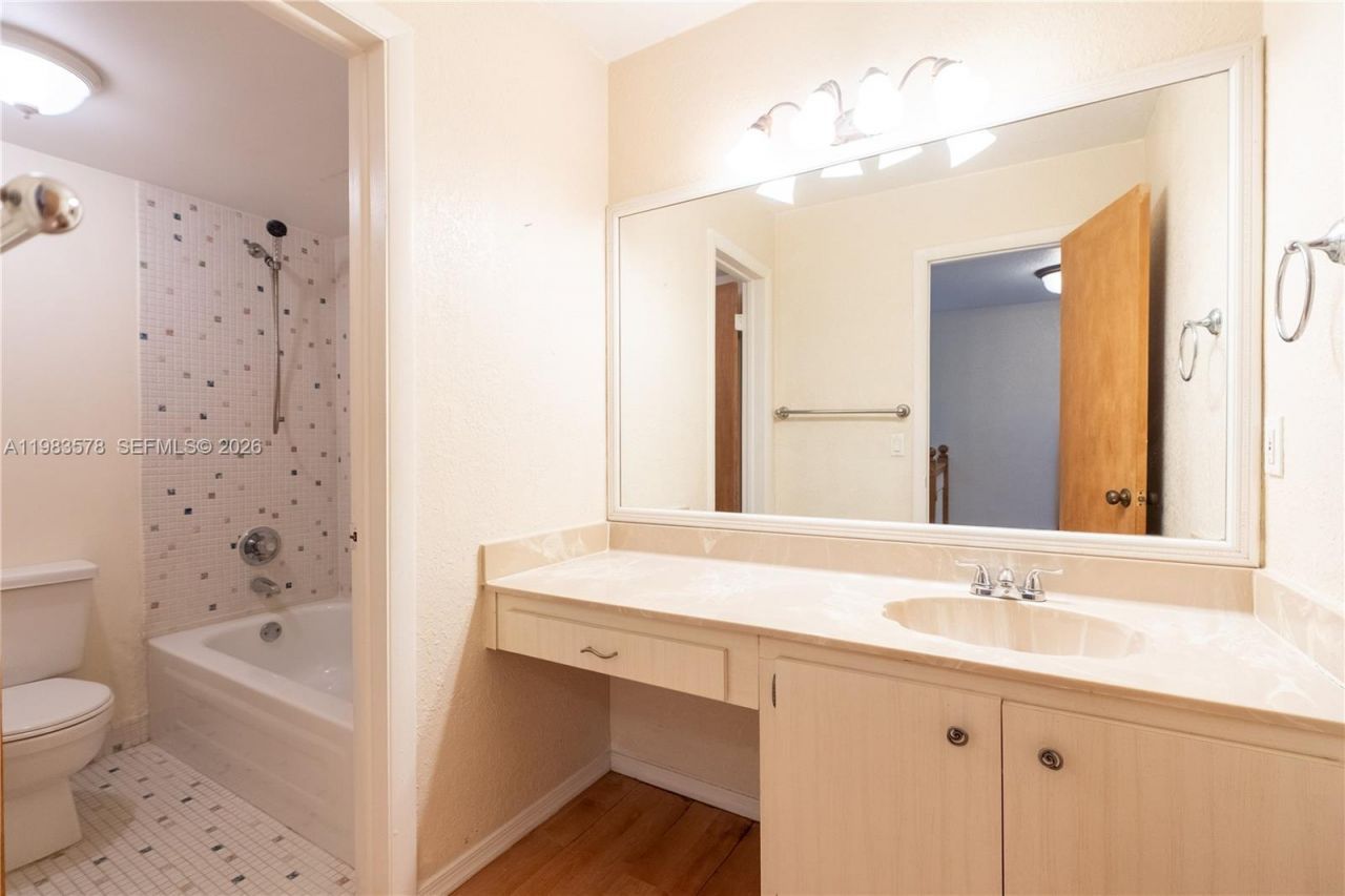 430 Commodore Dr, Unit 314, Plantation, FL 33325 Photo