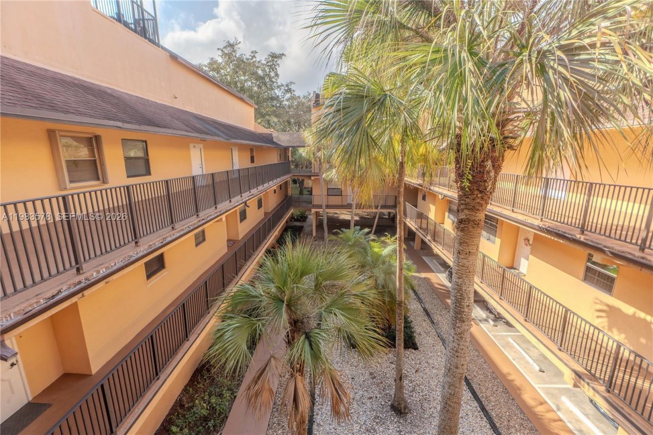 430 Commodore Dr, Unit 314, Plantation, FL 33325 Photo