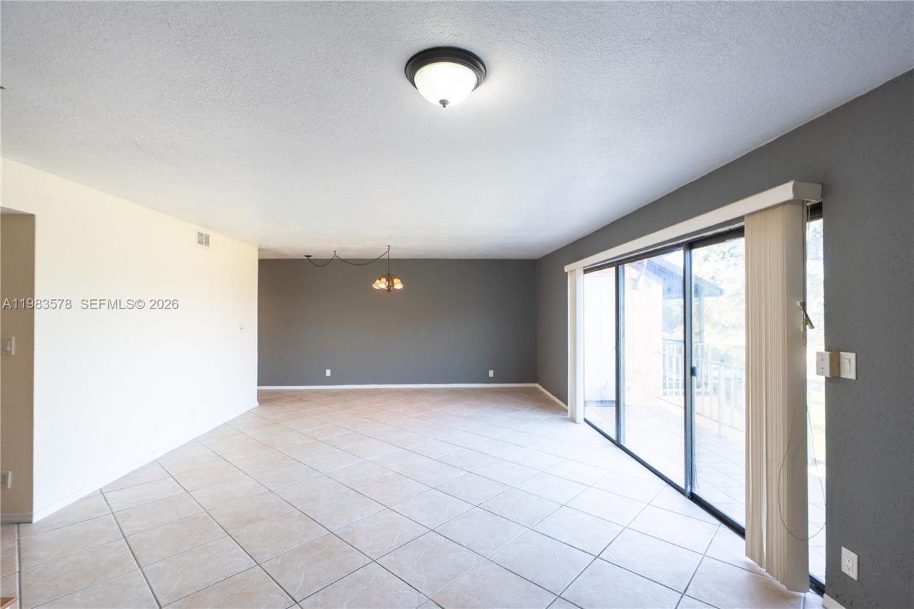 430 Commodore Dr, Unit 314, Plantation, FL 33325 Photo