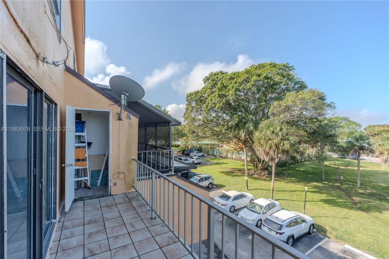 430 Commodore Dr, Unit 314, Plantation, FL 33325 Photo