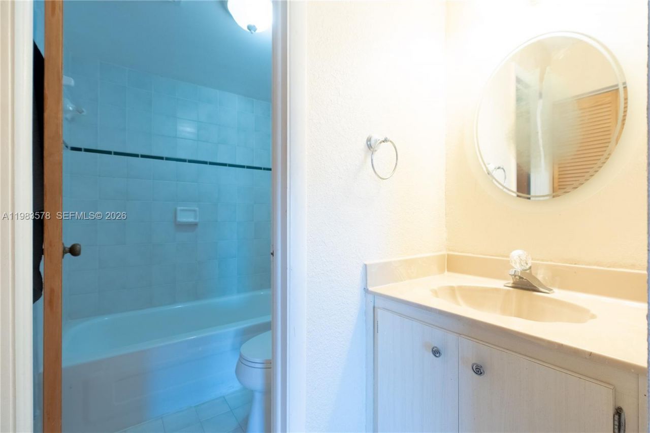 430 Commodore Dr, Unit 314, Plantation, FL 33325 Photo