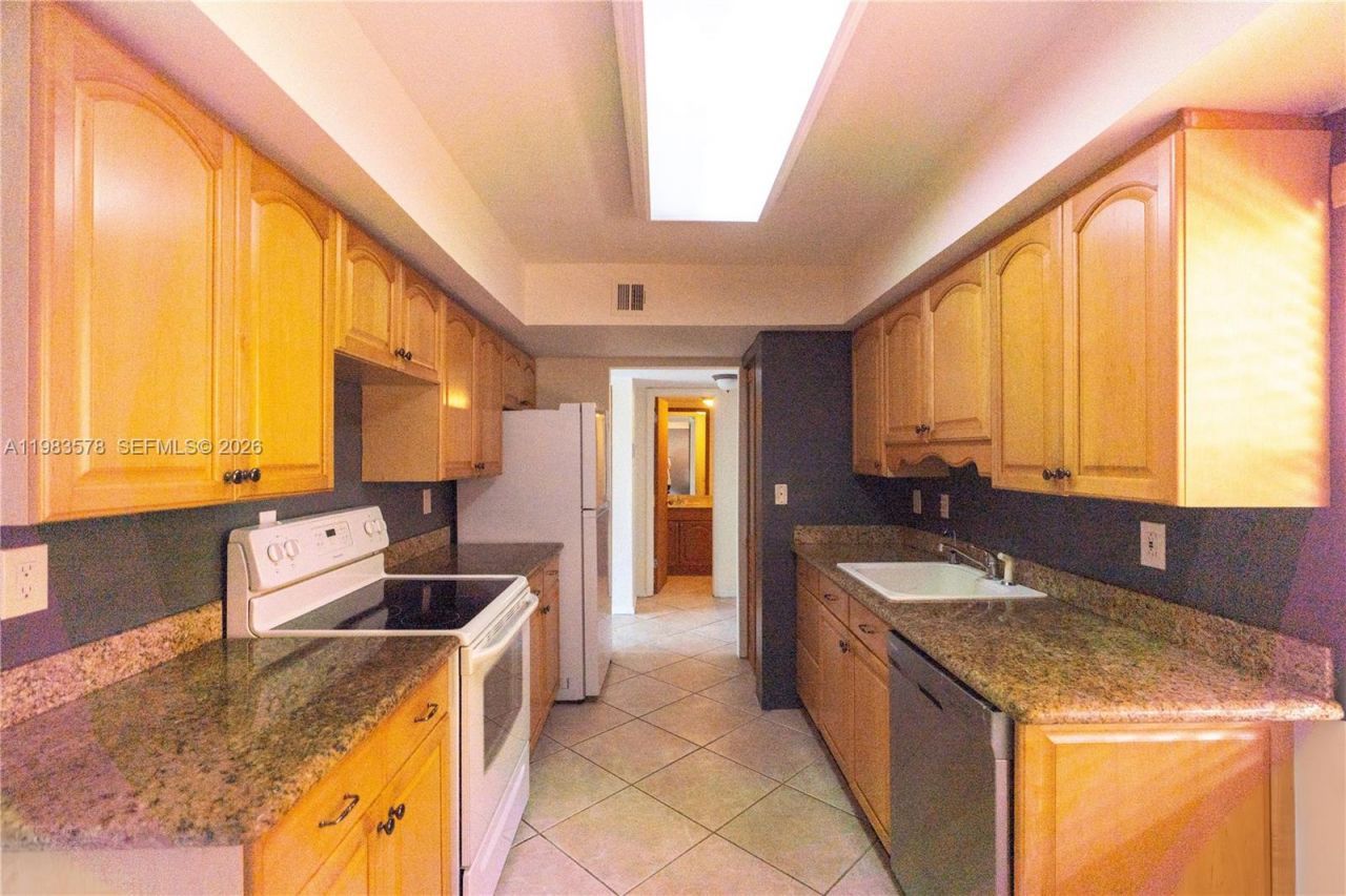 430 Commodore Dr, Unit 314, Plantation, FL 33325 Photo