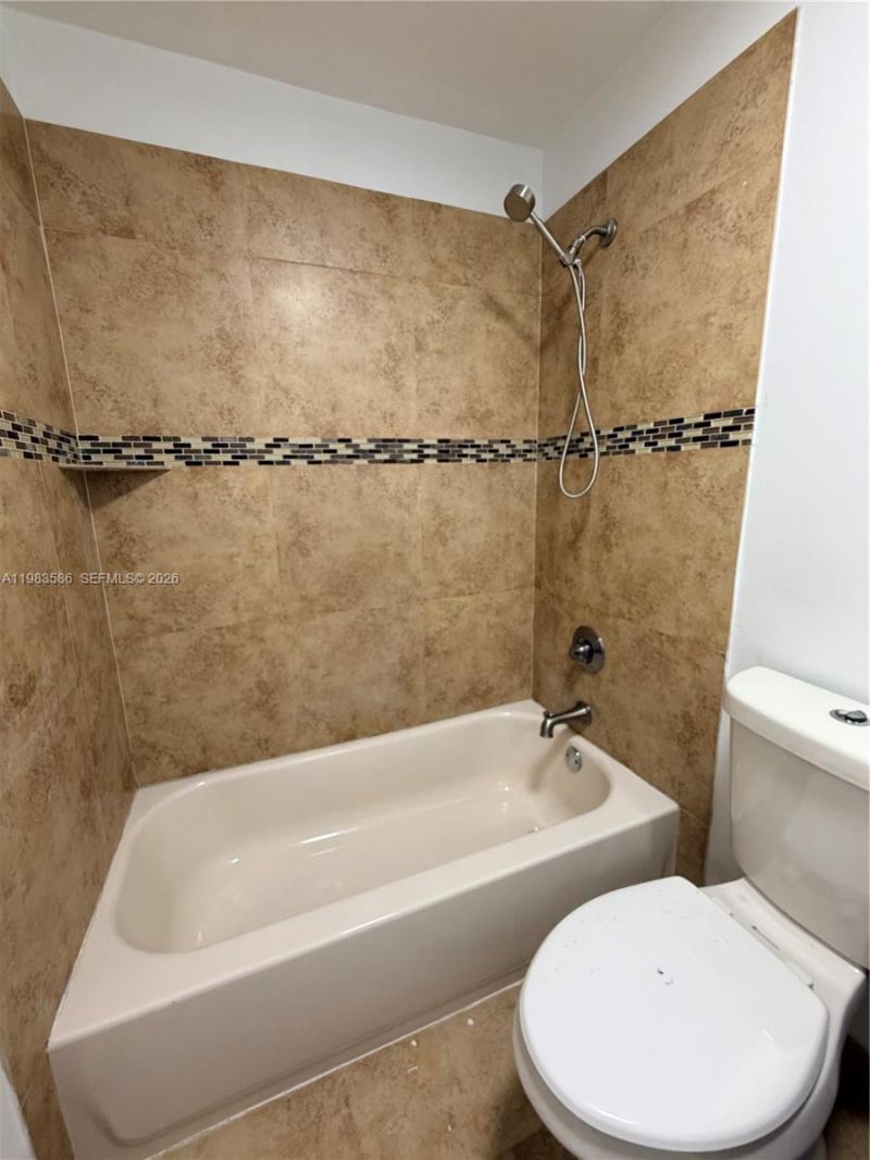 927 NE 199th St, Unit 206, Miami, FL 33179 Photo