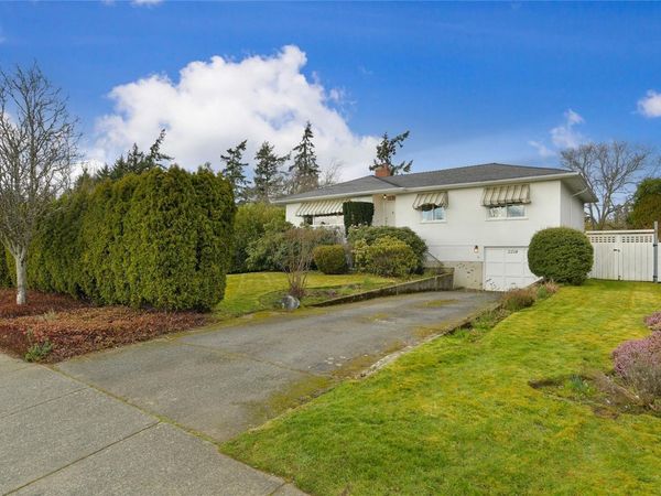 2218 EDGELOW St , Saanich, BC V8N 1R5