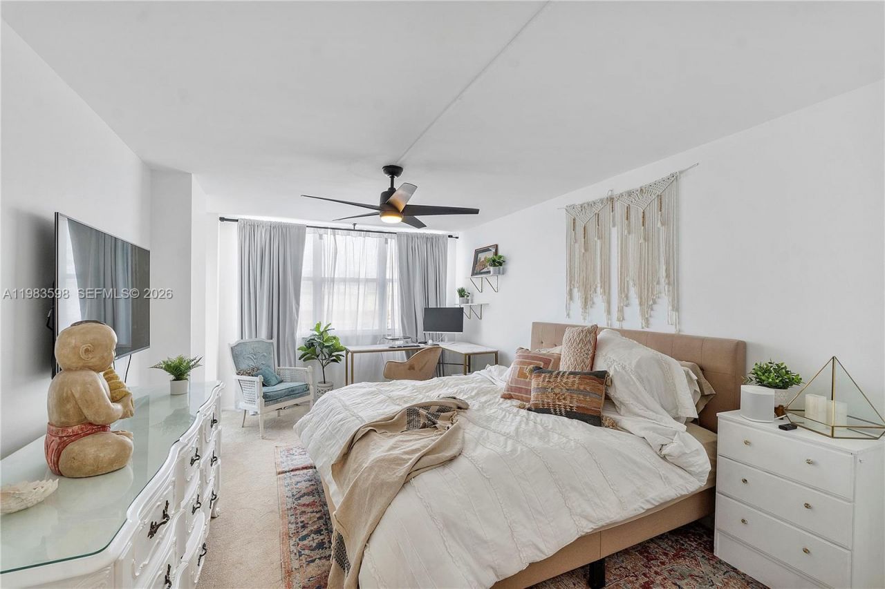 6039 Collins Ave , Unit 934, Miami Beach, FL 33140 Photo