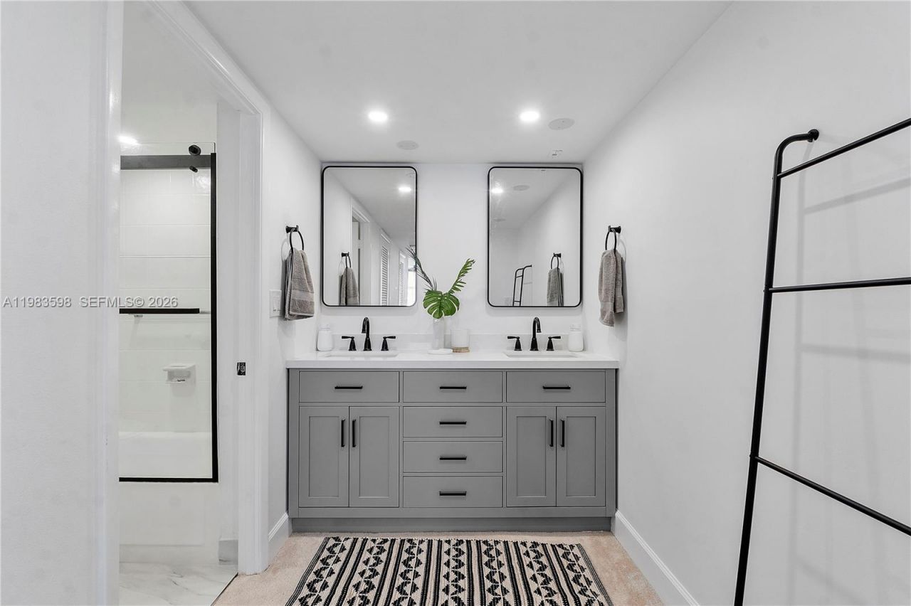 6039 Collins Ave, Unit 934, Miami Beach, FL 33140 Photo