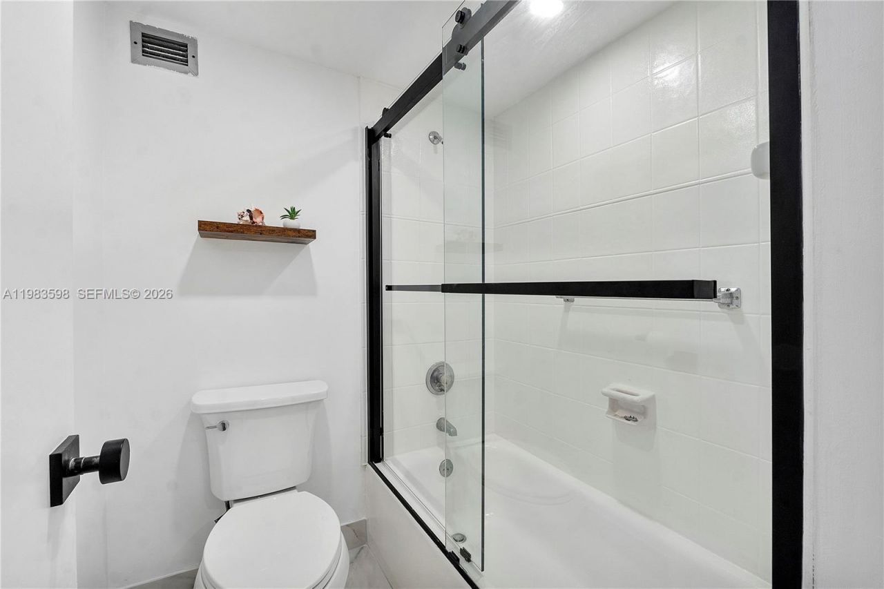 6039 Collins Ave, Unit 934, Miami Beach, FL 33140 Photo