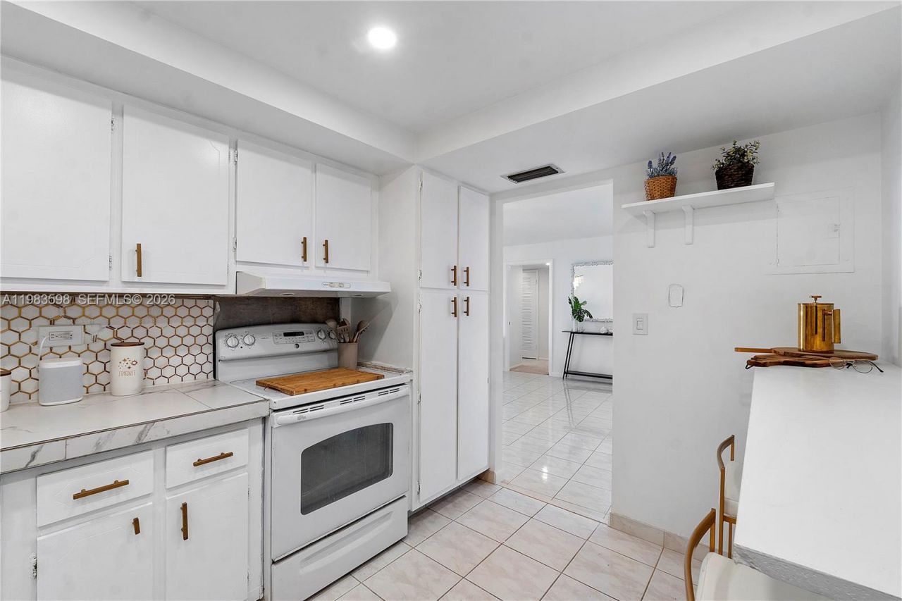 6039 Collins Ave, Unit 934, Miami Beach, FL 33140 Photo