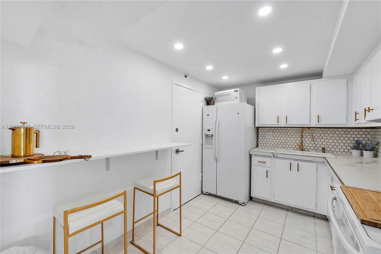 6039 Collins Ave, Unit 934, Miami Beach, FL 33140 Photo