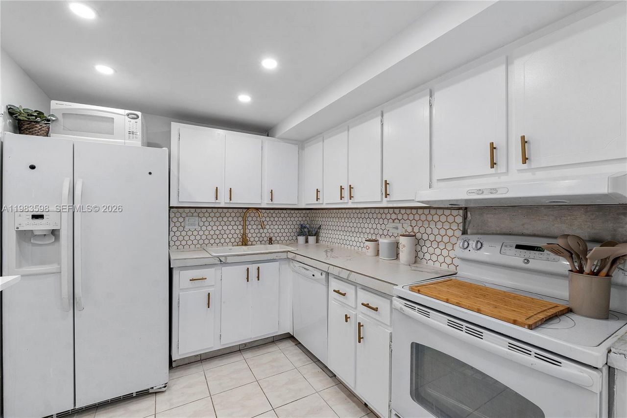 6039 Collins Ave , Unit 934, Miami Beach, FL 33140 Photo