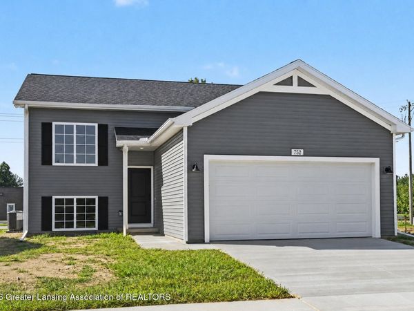 752 St Andrews Drive, Eaton Rapids, MI 48827