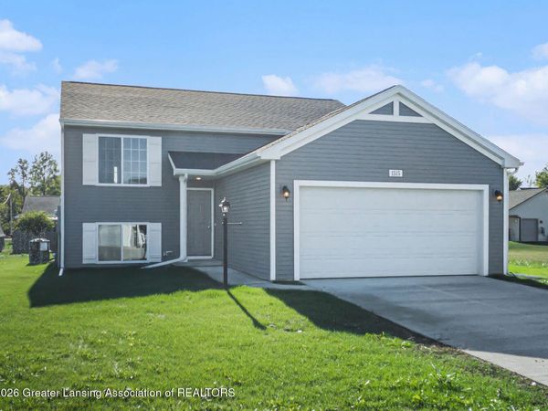 752 St Andrews Drive, Eaton Rapids, MI 48827