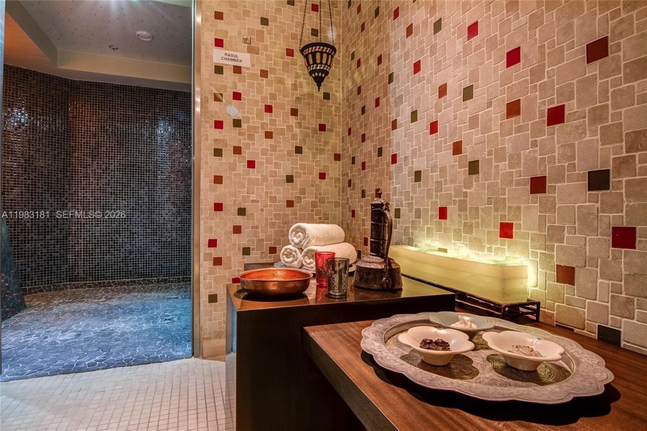 6801 Collins Ave #610 Door, Unit 612, Miami Beach, FL 33141 Photo