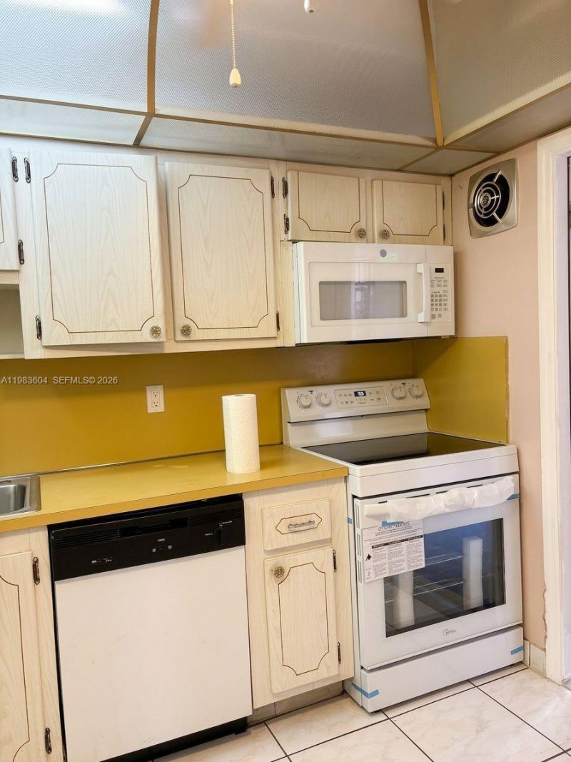 410 SE 2nd St , Unit 102, Hallandale Beach, FL 33009 Photo