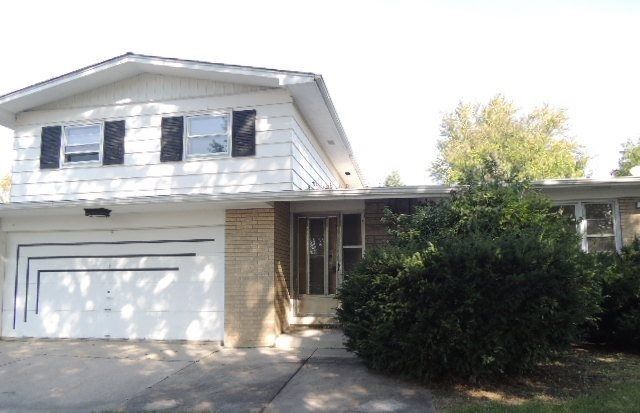 831 W Arquilla Drive, Glenwood, IL 60425 Main Photo