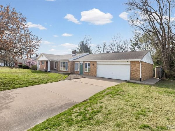 2305 W Delmar Avenue, Godfrey, IL 62035