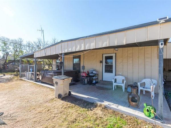 576 Mccartney Lane, Tye, TX 79563