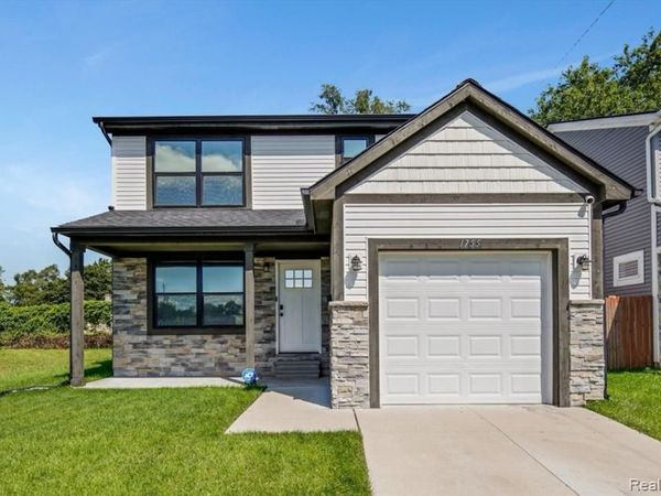 1755 E George Avenue, Hazel Park, MI 48030