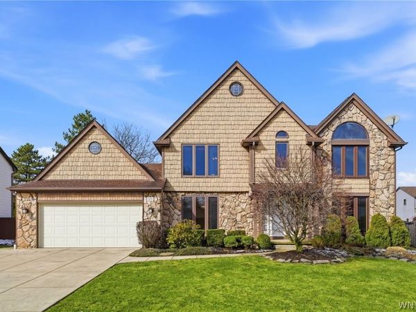 39 Greenbriar Drive, Lancaster, NY 14086