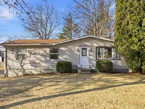 40 Greenview Dr, West Branch, IA 52358