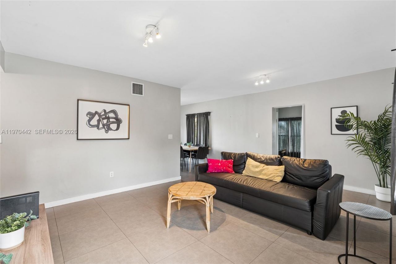 435 NE 69th St, Miami, FL 33138 Photo