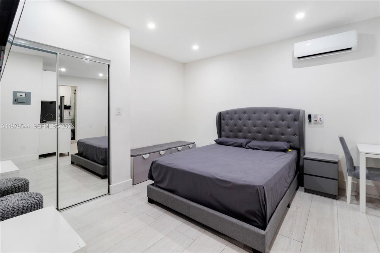 1140 N Douglas Rd, Pembroke Pines, FL 33024 Photo