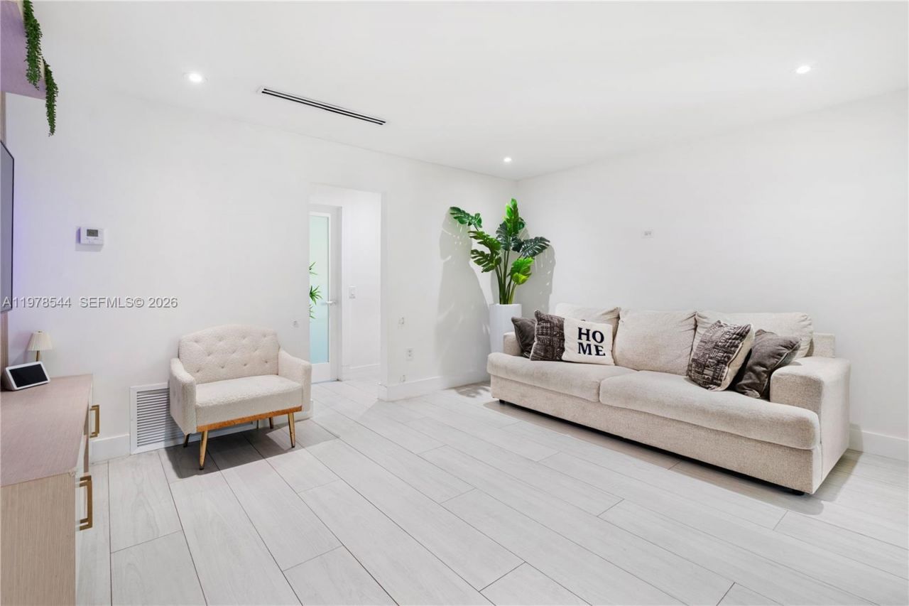 1140 N Douglas Rd, Pembroke Pines, FL 33024 Photo