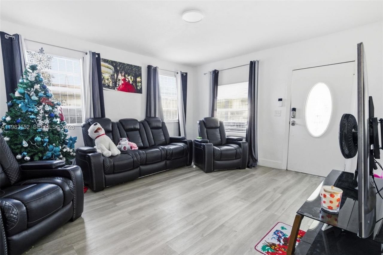 2142 NW 33rd St, Miami, FL 33142 Photo