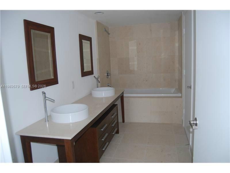 475 Brickell Ave , Unit 612, Miami, FL 33131 Photo