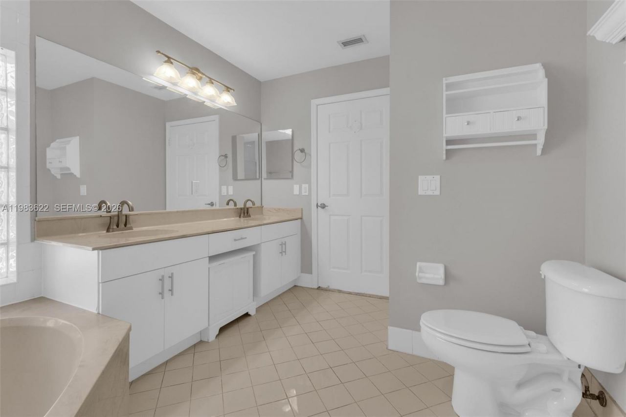 10635 NW 54th St , Doral, FL 33178 Photo