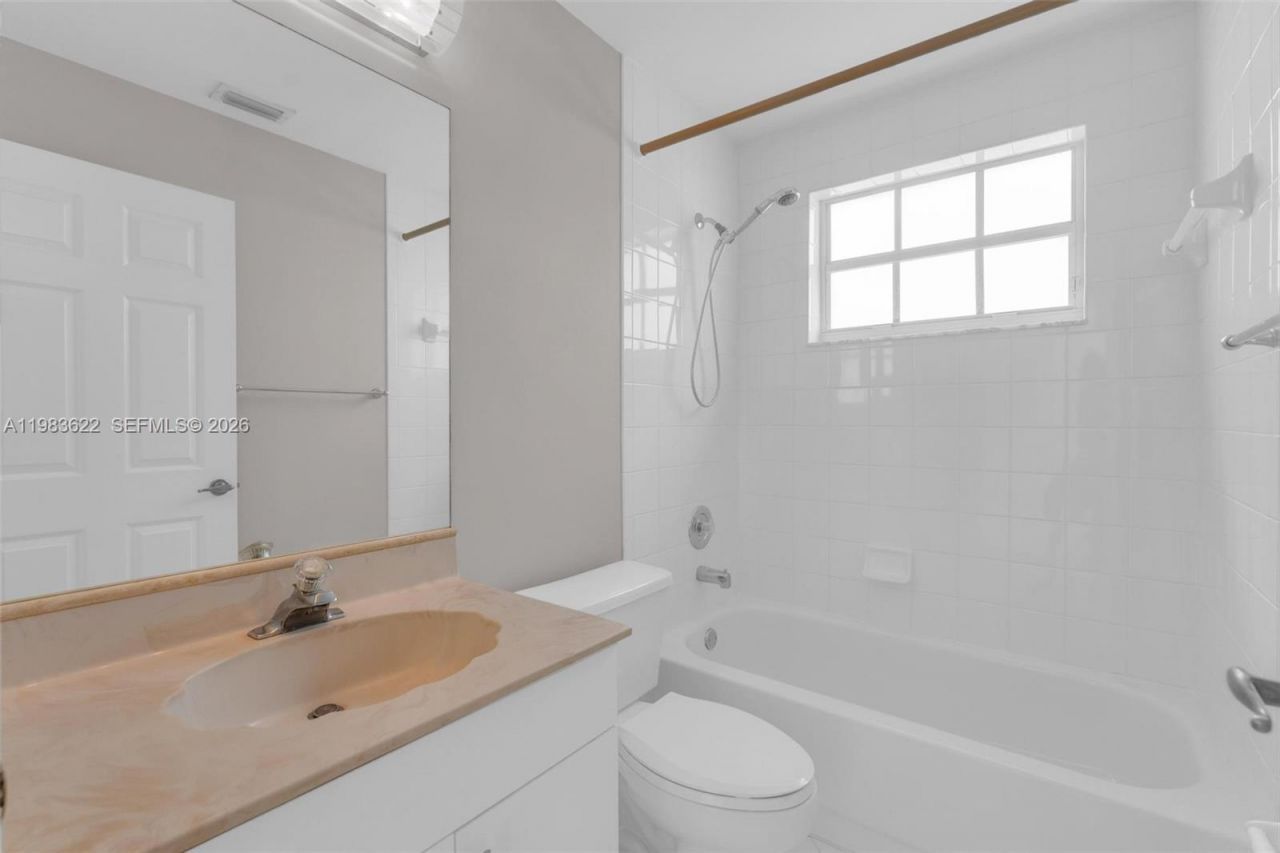 10635 NW 54th St , Doral, FL 33178 Photo