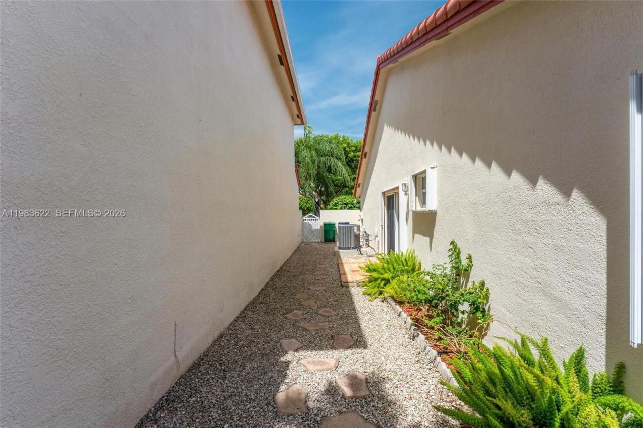 10635 NW 54th St , Doral, FL 33178 Photo