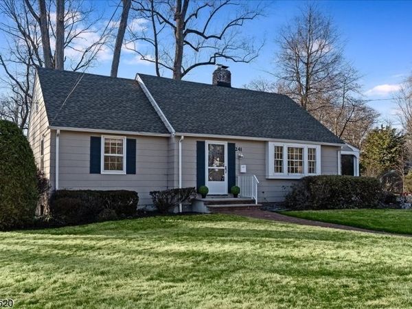 241 Evergreen Ct, Mountainside, NJ 07092