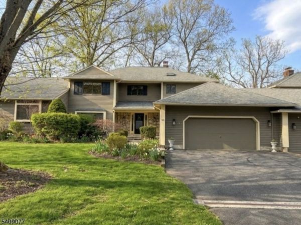 38 Hunters Circle, Tewksbury, NJ 08833