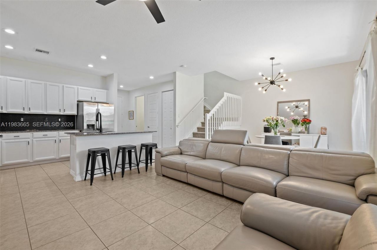 659 NE 191st St , Miami, FL 33179 Photo