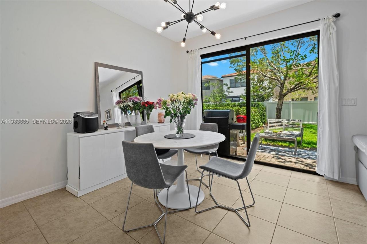 659 NE 191st St , Miami, FL 33179 Photo