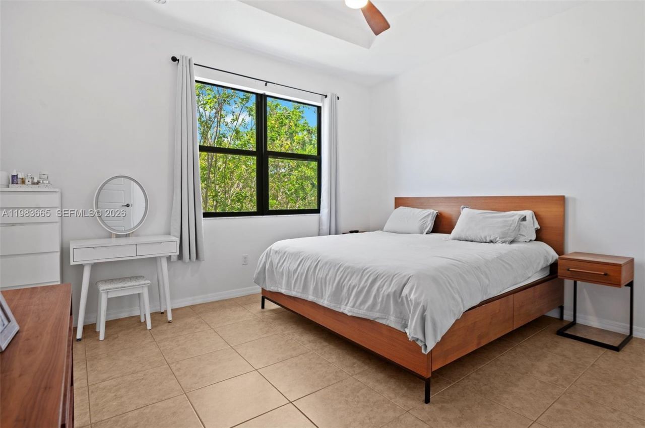 659 NE 191st St , Miami, FL 33179 Photo