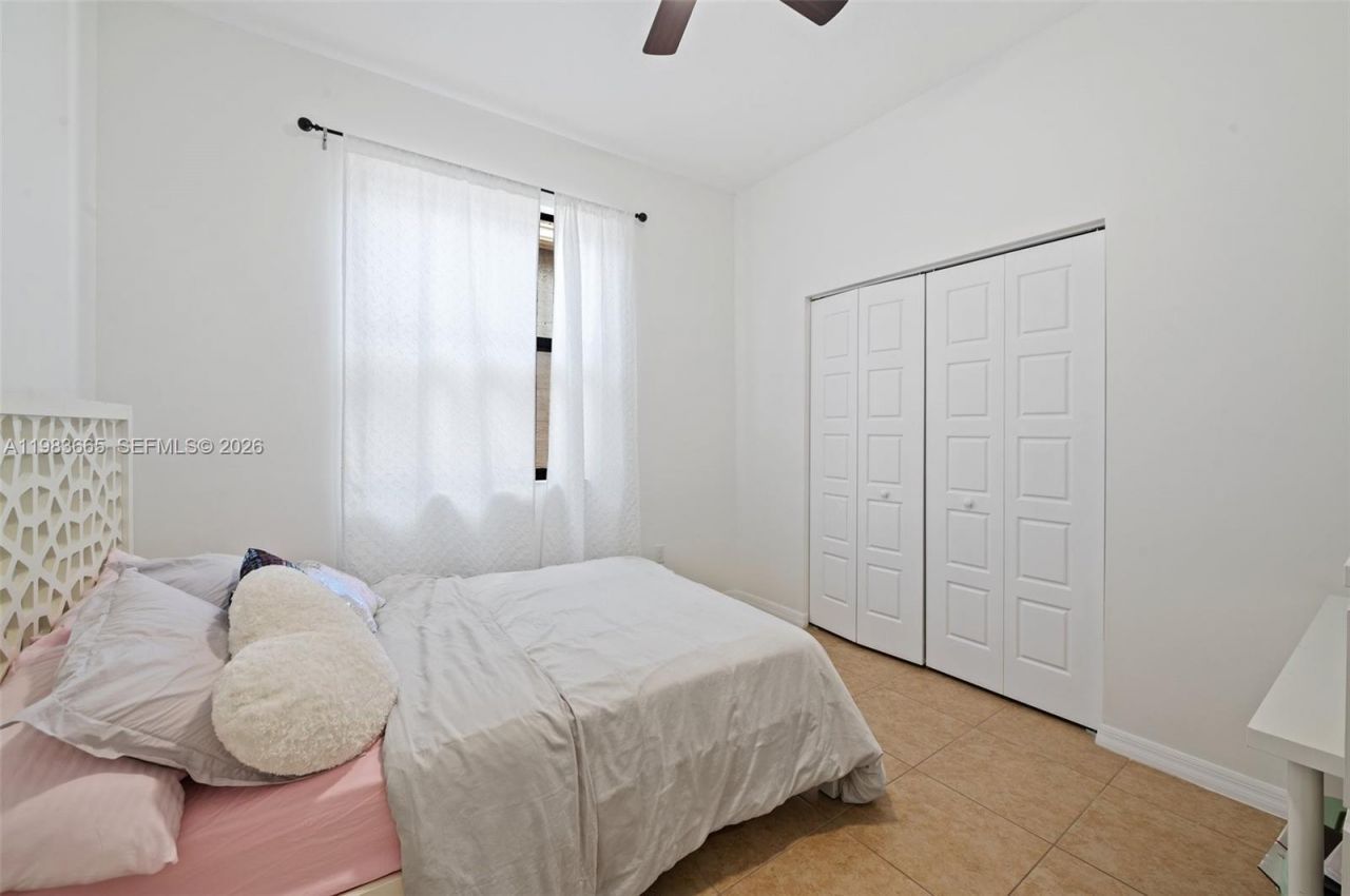 659 NE 191st St , Miami, FL 33179 Photo