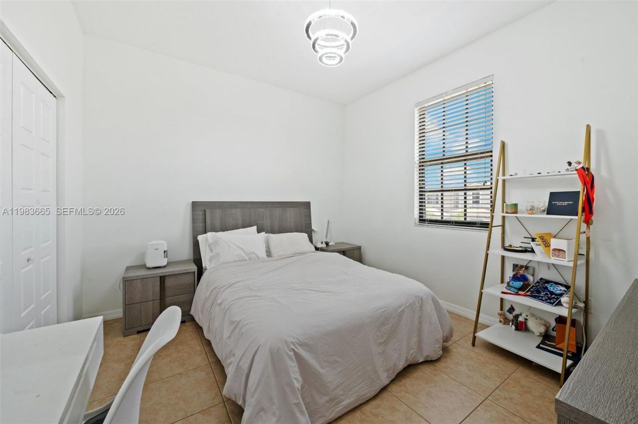 659 NE 191st St , Miami, FL 33179 Photo