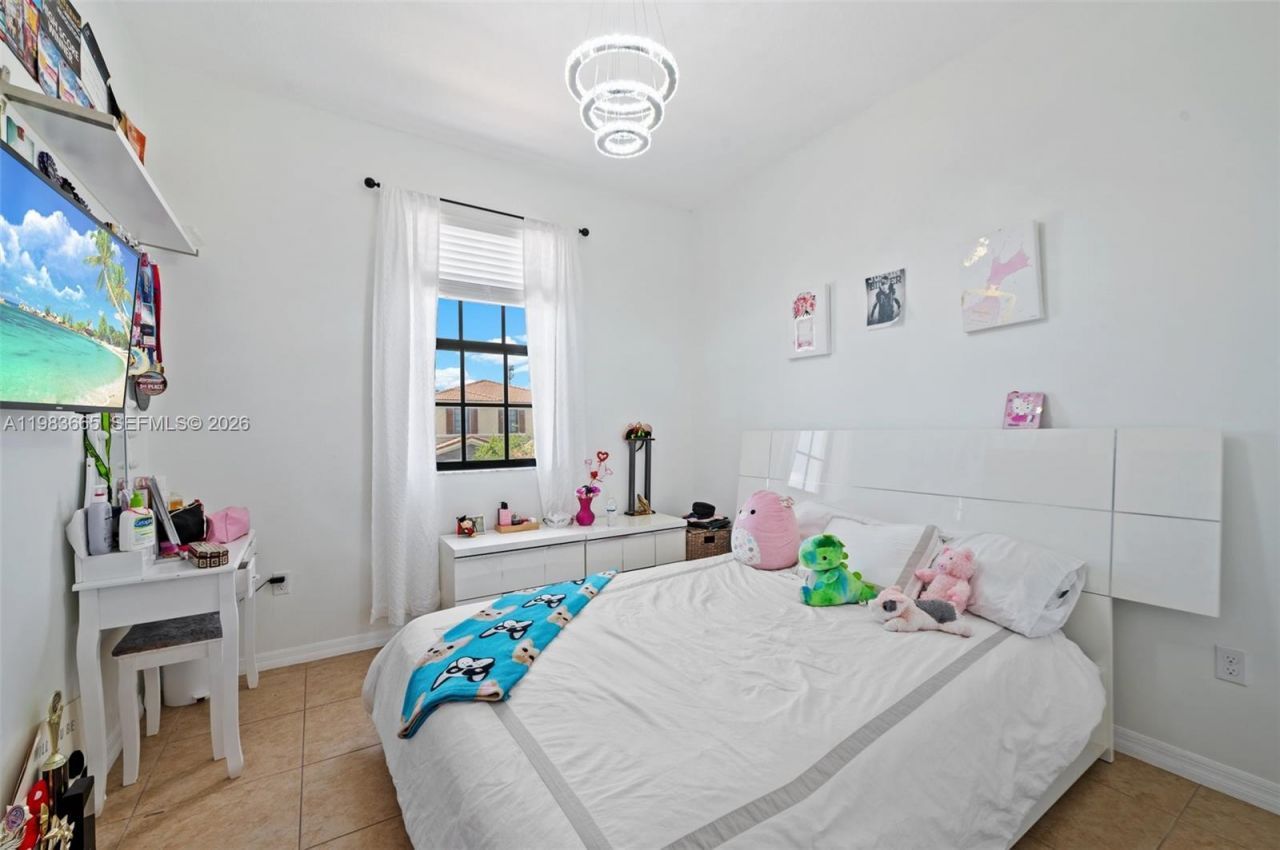 659 NE 191st St , Miami, FL 33179 Photo