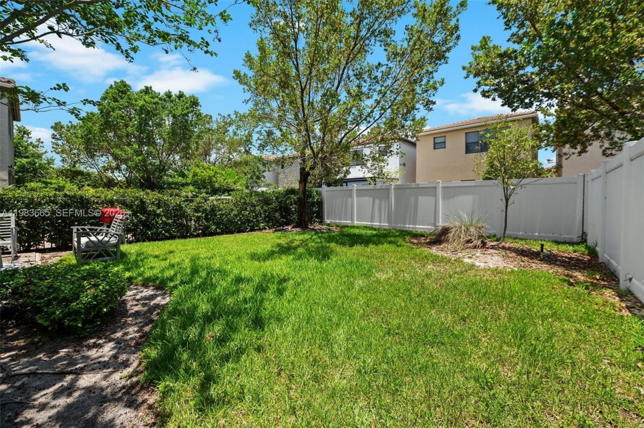 659 NE 191st St , Miami, FL 33179 Photo