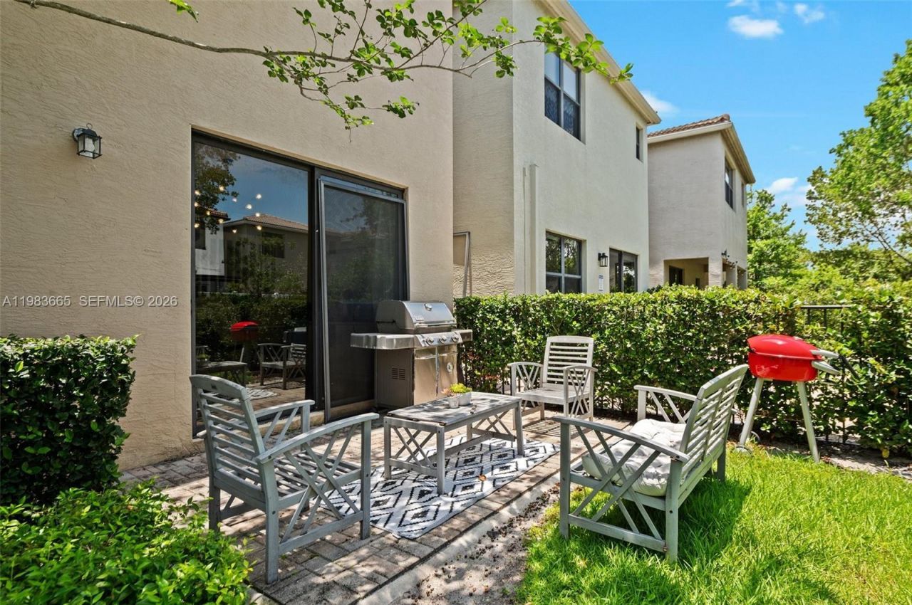 659 NE 191st St , Miami, FL 33179 Photo