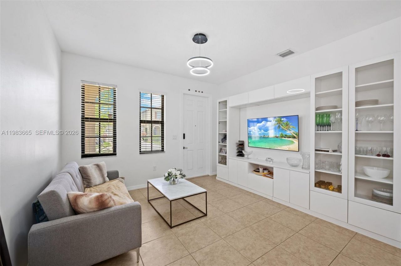 659 NE 191st St , Miami, FL 33179 Photo