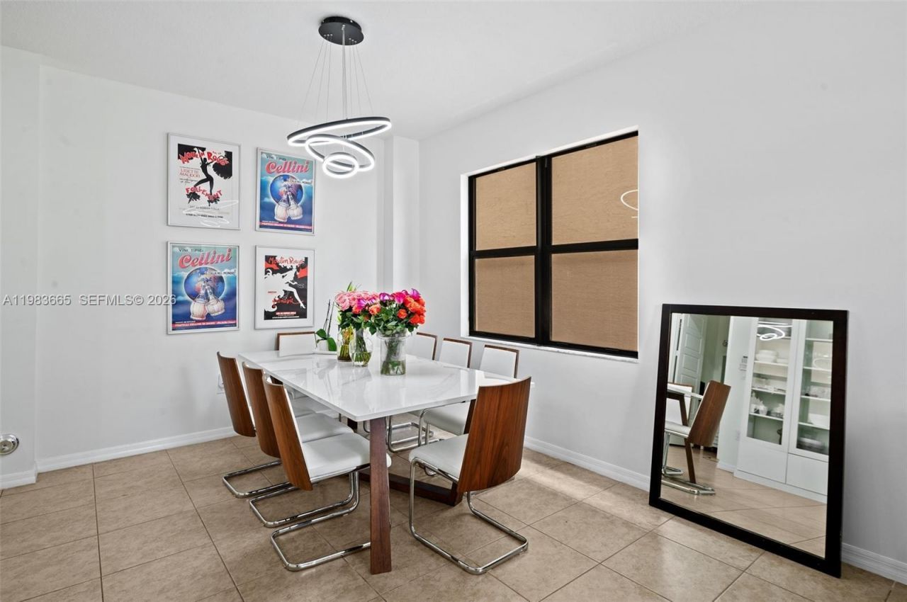 659 NE 191st St , Miami, FL 33179 Photo