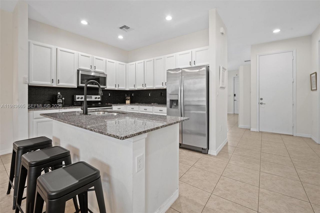 659 NE 191st St , Miami, FL 33179 Photo